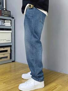 男士蓝色休闲牛仔裤，时尚日常穿着