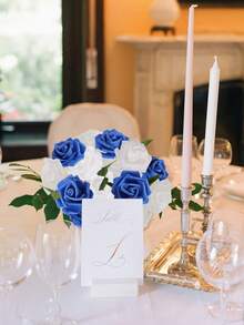 50 piezas de rosas artificiales azul real + blanco, flores de espuma de plástico, adecuadas para decoración central de boda DIY, decoración del hogar, decoración estacional y manualidades, uso versátil para decoración de fiestas festivas - Azul marino y blanco - Ver 7