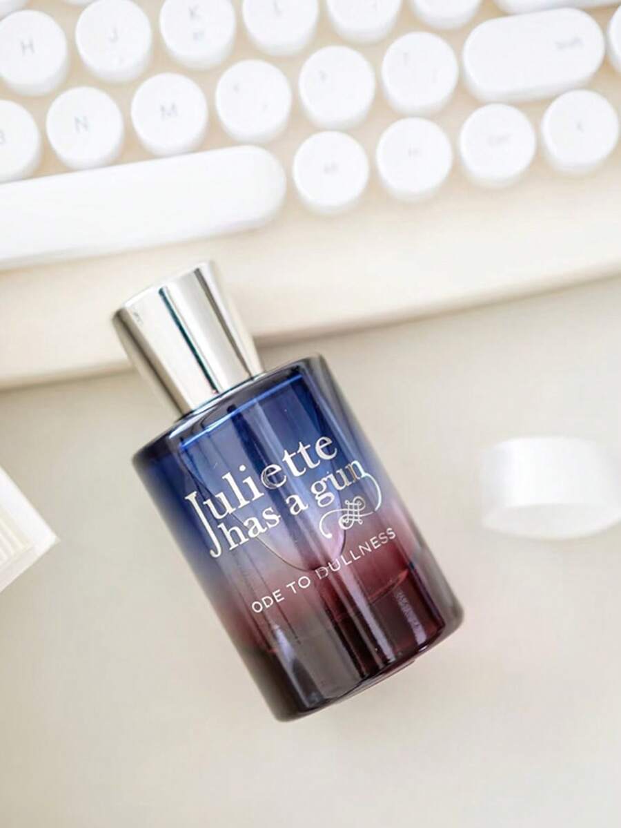 JULIETTE HAS A GUN - ODE TO DULLNESS, A Feminine Fragrance, Large Sample Tube/0.17 Oz, Eau De Toilette Spray For Women, With Woody Notes Of Star Anise, Sandalwood, And Musk. Long-Lasting And Perfect For Travel And Work, Suitable For Everyday Use, And A Wonderful Christmas Gift. - 木質香調 - 查看 1