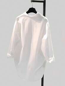 Bluzka damska w dużym rozmiarze, z kołnierzykiem koszulowym o standardowej długości, z długimi rękawami opadającymi na ramiona, zdobiona guzikami i asymetrycznym dołem - Biały - Zobacz 6