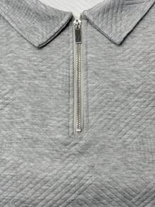 男士春秋季休闲 Polo 衫，翻领拉链设计 | 人字纹提花针织，涤纶面料，卫衣版型，度假及日常休闲穿着必备，送给男友的绝佳礼物（注：欧美尺码偏大，请根据您的体型选择小一码） - 灰色 - 查看 3