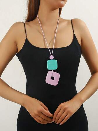 1件几何设计镂空树脂吊坠毛衣链，女士款