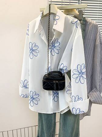 Damskjorta med blommönster och knappar framtill, avslappnad passform