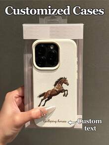 1个可定制的奔马图案手机壳，兼容 17 Pro Max/17 Air/16E/16 Pro Max/15/14 Plus/13/12/11、S24/20 Ultra/A52S/A31 A21S/A13/A05S，以及Redmi Note 13 Pro Plus/Note 10/Note 12C/Note 13C。采用TPU材质，时尚防摔，简约高品质设计，适合喜爱马元素或追求个性化手机配件的用户。国际版，非国内版。 - 白色 - 查看 3