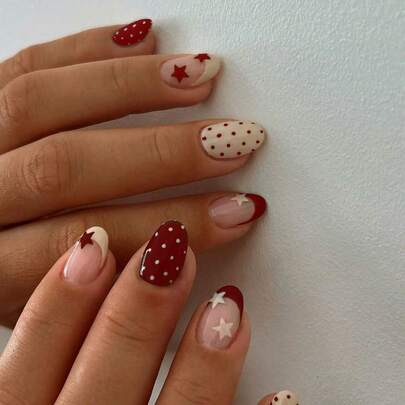 Bộ 24 miếng dán móng tay hình oval, ngôi sao và chấm bi, chất liệu acrylic, vừa khít hoàn hảo. Bộ sản phẩm bao gồm: 1 hộp gel dẻo và 1 dũa móng. Miếng dán móng tay ngắn giúp đầu ngón tay bạn tỏa sáng rực rỡ, thích hợp cho các bữa tiệc, khiêu vũ và sử dụng hàng ngày. Dụng cụ làm móng