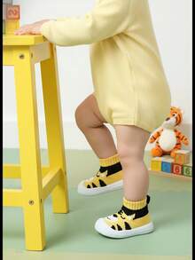 أحذية جوارب للمشي الأولى للرضع والأطفال الصغار، بتصميم كرتوني لطيف على شكل نمر، مصنوعة من الأكريليك المضاد للانزلاق وذات نعل ناعم، سهلة الارتداء، مناسبة للأولاد والبنات للاستخدام الداخلي والخارجي في الربيع والخريف - أصفر - مشاهدة 4