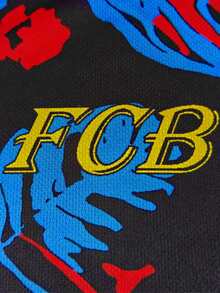 巴塞罗那男士足球球衣及舒适圆领运动T恤，饰有蛇纹印花。完美适用于欧冠比赛、足球训练、健身房锻炼和日常休闲穿着。是具有欧洲球迷纪念意义的理想礼物。 - 黑色 - 查看 4
