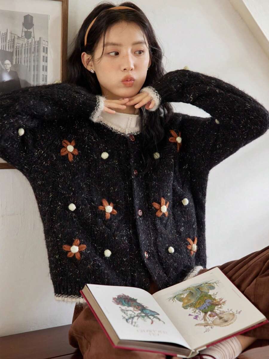 2025 年秋の女性のためのコントラストカラーのかぎ針編みグレーセータージャケット新しい和風怠惰なスタイルラウンドネックフラワーニットカーディガン - グレー(高品質) - チェックする 1