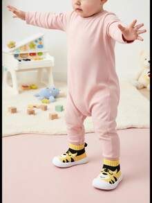 أحذية جوارب للمشي الأولى للرضع والأطفال الصغار، بتصميم كرتوني لطيف على شكل نمر، مصنوعة من الأكريليك المضاد للانزلاق وذات نعل ناعم، سهلة الارتداء، مناسبة للأولاد والبنات للاستخدام الداخلي والخارجي في الربيع والخريف - أصفر - مشاهدة 5