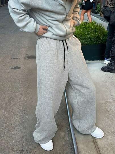 直筒运动裤，四季皆宜，宽松版型，男女通用，街头休闲风格，舒适透气，男女皆宜。