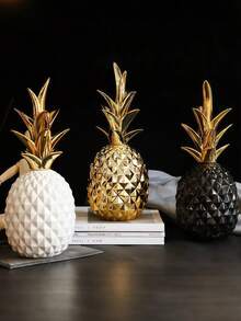 一套树脂菠萝装饰品，有优雅金色、经典黑色和纯白色可选。这些几何图案的菠萝摆件能为您的家居增添一丝奢华气息。非常适合摆放在架子上或桌面上，是家居装饰爱好者的必备之选。 - 彩色 - 查看 1