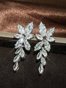 1 par de pendientes elegantes de mujer con diseño de hoja con tachuelas, accesorios de moda para uso diario, fiestas, vacaciones y bodas