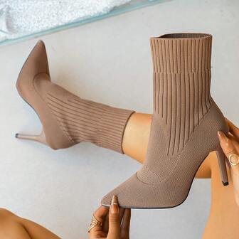 四季新款针织尖头细跟中筒女靴，弹性设计，优雅高跟，时尚百搭，适合通勤、约会、派对等场合，柔软针织材质，舒适贴合脚型。
