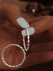 1对S925纯银双圈光滑耳钩扭纹耳环，简约经典造型耳扣，低敏感耳钩，尺寸可选7mm、9mm、11mm、13mm、15mm、18mm、20mm、25mm。珠宝礼品，可送母亲、姐妹、女友，亦可作为圣诞礼物。