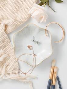 1 Khay đựng trang sức hình lá sen bằng gốm sứ thanh lịch - Hoàn hảo để đựng bông tai, nhẫn, chìa khóa và các phụ kiện nhỏ | Món quà lý tưởng cho sinh nhật, năm mới và ngày Valentine | Giải pháp lưu trữ trên bàn làm việc thời trang để trưng bày trang sức, đĩa trang trí và khay lối vào | Món quà màu trắng không thể thiếu dành cho phái nữ, vật dụng cần thiết cho mùa tựu trường, du lịch/kỳ nghỉ, mùa thu và tháng Ramadan. - Nhiều màu - Xem 9