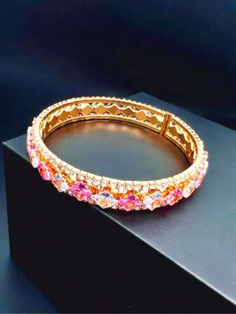 1件粉白相间开口手镯，适合作为派对礼物配饰，金色