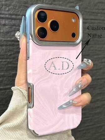 Anpassat telefonskal i konstläder med guldfärgade bokstäver, kompatibelt med 17 Pro Max, 17 Pro, 17, 16 Pro Max, 16, 15, 14, 13, 12, 11 Pro Max, mjukt bakstycke med kameraskydd