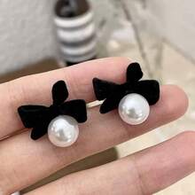 2入組極簡主義假珍珠和黑色絨布鋼針耳環,独特設計適用於女性 - 黑色 - 查看 8