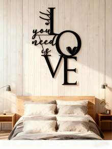 1件浪漫金属墙饰 - 醒目的LOVE字母 - 简约婚礼、周年纪念、情人节礼物 - 家居装饰，情侣完美之选 - “你只需要爱”装饰，优雅书法设计，手工铁艺，爱心金属墙牌，情人节情侣礼物，房间装饰的完美之选