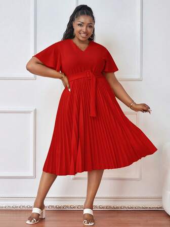 Astrid 大码女式V领喇叭袖褶裥下摆连衣裙，优雅