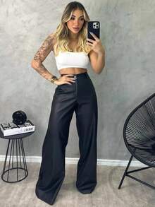 Calça de Couro Fake Wide Leg Pantalona com Bolsos, Botão e Zipér PU Sintético Feminina - Preto - Visão 4