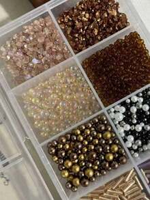 1 Caja de Materiales de Arte de Uñas con Inspiración Vintage, que incluye Piedras Trituradas, Perlas, Cuentas de Arroz, Conchas para Decoración de Uñas DIY, Accesorios de Uñas, Suministros de Uñas, Estilo Y2K - Multicolor - Ver 3