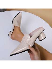 杏色鳄鱼纹穆勒鞋，尖头，厚底，适合办公室和休闲场合；米色鳄鱼纹穆勒鞋，系带，舒适鞋垫，街头风；裸色鳄鱼纹平底穆勒鞋，适合日常和工作装扮。