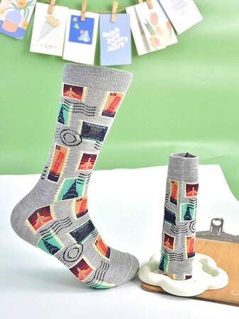 1双男女通用印花图案可爱卡通中筒袜，舒适耐穿，色彩鲜艳，适合日常穿着，四季皆宜。
