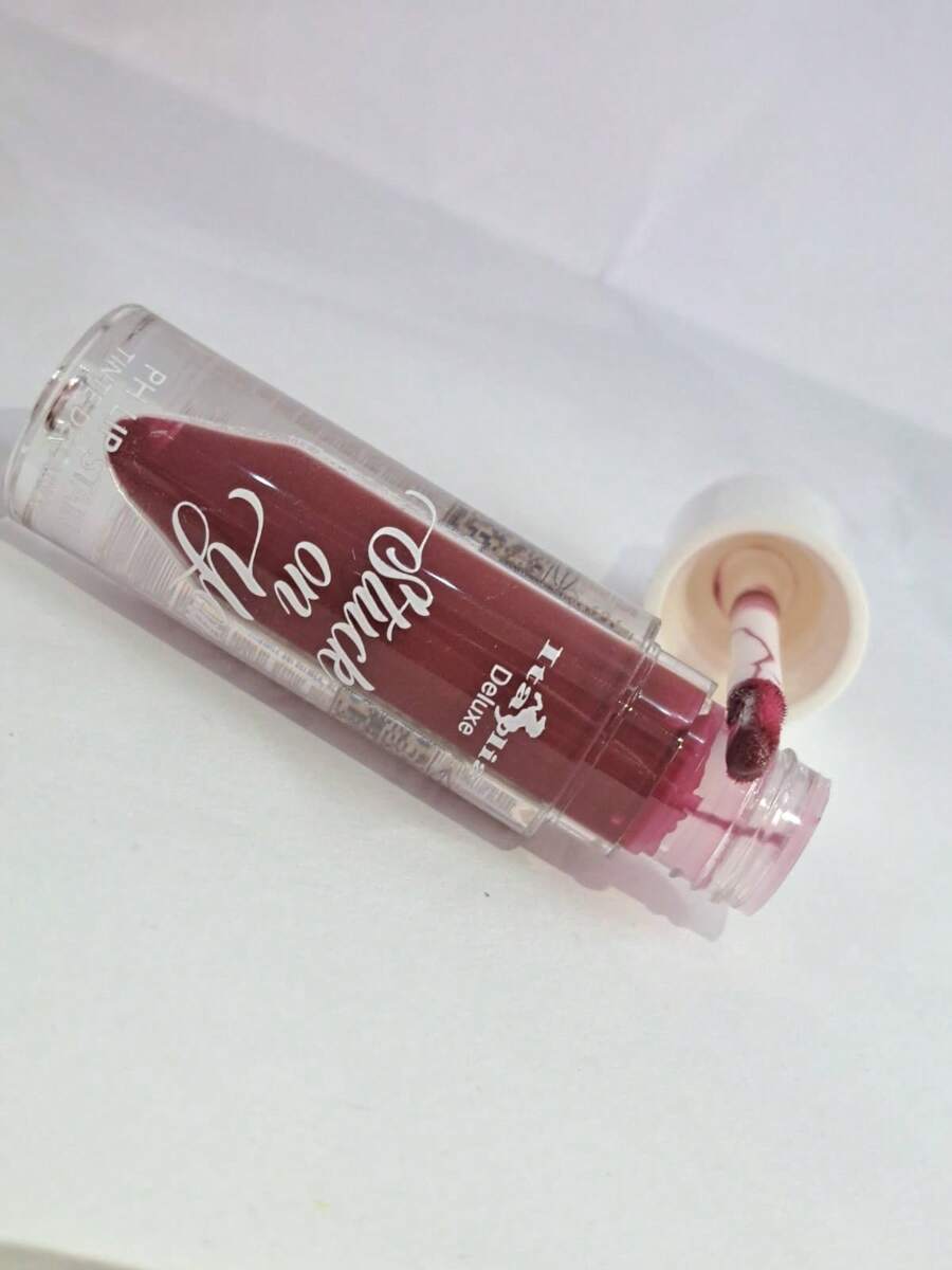 Italia Deluxe Stuck on You – tono 03 Berry, que es un lip tint/gloss con acabado cremoso y de larga duración. - 03 BERRY - Ver 1