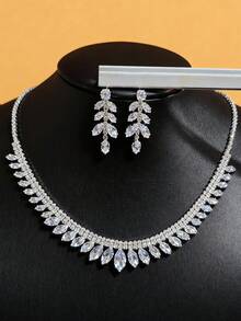 طقم مجوهرات فاخر من الأقراط والعقد بتصميم تاج مرصع بالألماس اللامع، طراز أنيق وفاخر مناسب للنساء لارتدائه في المناسبات الخاصة كالخطوبة والزفاف والحفلات الراقية وأعياد الهالوين والكريسماس والعطلات - متعدد الألوان - مشاهدة 2