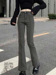 女裝喇叭牛仔褲，設有口袋，適用於日常休閒穿著，與多種風格相適應