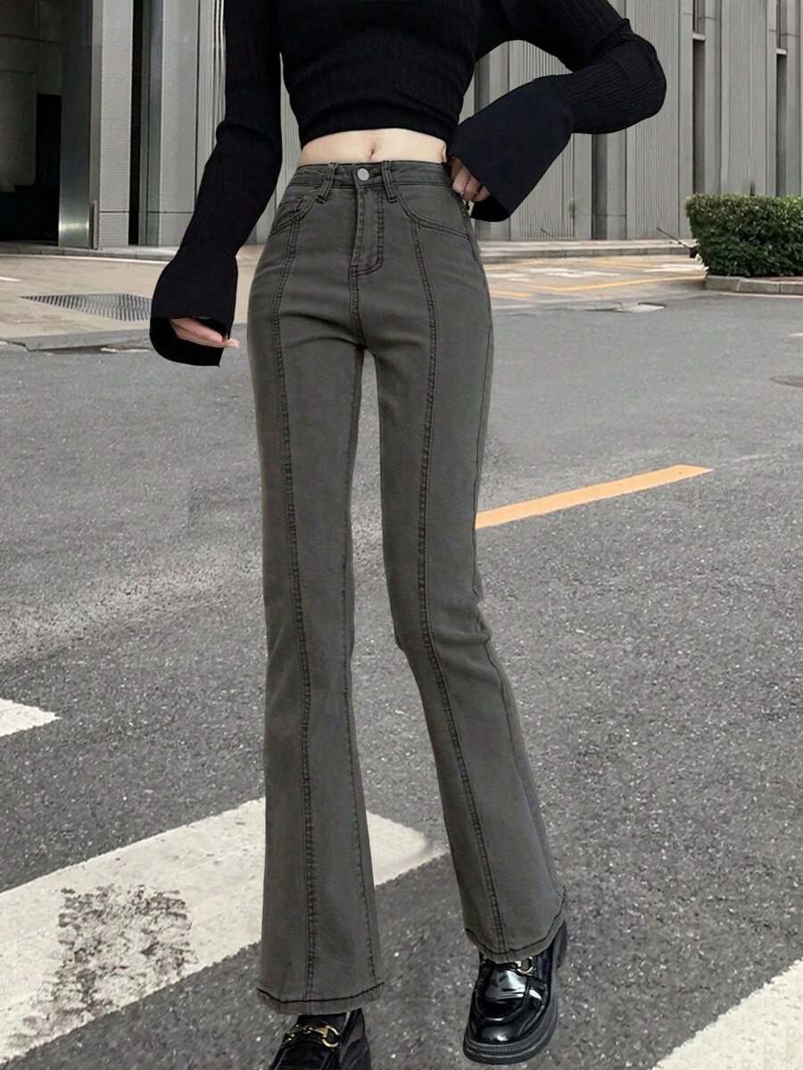 女裝喇叭牛仔褲，設有口袋，適用於日常休閒穿著，與多種風格相適應