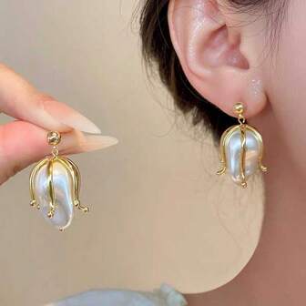 1对复古不对称仿珍珠花瓣吊坠耳环