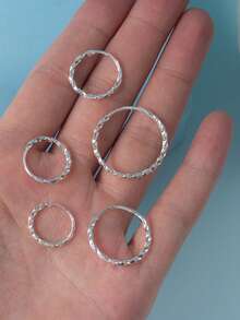 1对S925纯银双圈光滑耳钩扭纹耳环，简约经典造型耳扣，低敏感耳钩，尺寸可选7mm、9mm、11mm、13mm、15mm、18mm、20mm、25mm。珠宝礼品，可送母亲、姐妹、女友，亦可作为圣诞礼物。