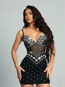 Europäisch-amerikanischer sexy Träger-Minikleid mit tiefem V-Ausschnitt, Mesh-Einsätzen, Diamantkette und Hüftbedeckung, schweres Material