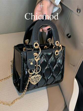 Liten och nischad exklusiv Daifei-handväska för kvinnor 2024 Fashionabel ny diamantväska, axelremsväska med enkel axel, julklapp, resor, festresor. Lämplig för shopping, plånbok, shopping, unga kvinnor, högskolestudenter, nykomlingar, tjänstemän. Mycket lämplig för kontor, högskola, arbete, affärer, pendling, utomhusaktiviteter, resor och utflykter.