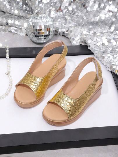 A Pair Of The Latest 2025 Children's Crocodile-Patterned Wedge Heel Hook And Loop Sandals - Gold/Silver Design, Casual, Fashionable, And Luxurious. It's An Excellent Choice For Daily Outings, Campus Life, Park Visits And Shopping In Malls, And Can Be Easily Matched With All Kinds Of Children's Clothing