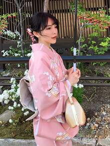 女性用正装着物4点セット アニメ風フォト撮影に最適 帯・扇子・頭飾り付き 神聖な雰囲気を醸し出す伝統的優雅着物 メイクアップアイテム一式同梱 - 桃 - チェックする 1