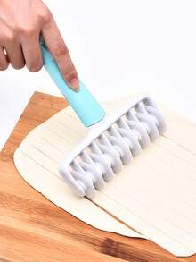 全新家用面团滚轮雕刻套装：烘焙工具，配有 4 种不同的齿轮形雕刻装饰工具，适用于面包、甜点和蛋糕。 - 彩色 - 查看 4