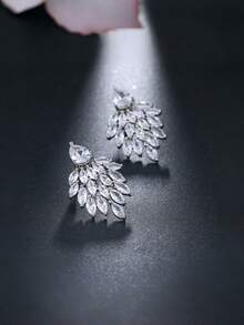 1 par de pendientes elegantes de mujer con diseño de hoja con tachuelas, accesorios de moda para uso diario, fiestas, vacaciones y bodas