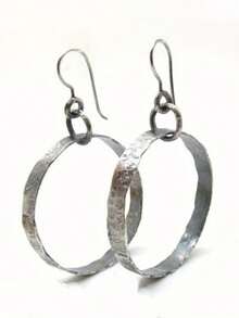 一对经典复古手工圆形耳环，适合女士休闲和派对场合佩戴