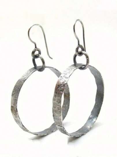 一对经典复古手工圆形耳环，适合女士休闲和派对场合佩戴