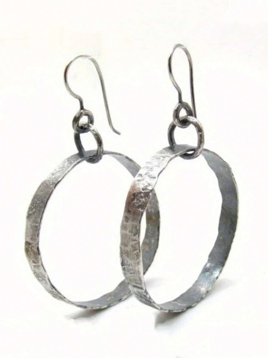 一对经典复古手工圆形耳环，适合女士休闲和派对场合佩戴