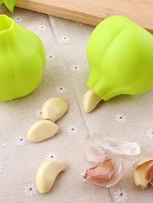 3件套蒜瓣剥皮器，适用于厨房食品准备。浅米色，轻松去除蒜皮。简单、方便、快捷且易于清洁的厨房小工具。便携式户外旅行蒜瓣剥皮器。