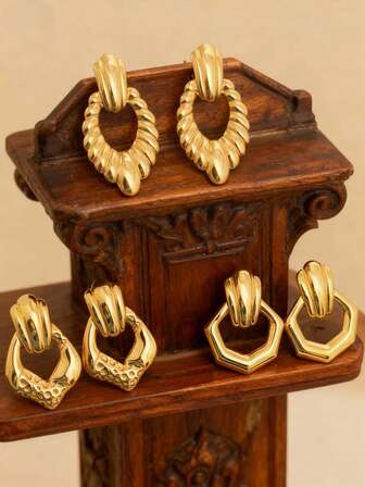 复古几何金属耳环，金色质感；奢华、时尚、高品质的女士珠宝；适合作为礼物、参加派对和日常佩戴。