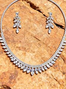 طقم مجوهرات فاخر من الأقراط والعقد بتصميم تاج مرصع بالألماس اللامع، طراز أنيق وفاخر مناسب للنساء لارتدائه في المناسبات الخاصة كالخطوبة والزفاف والحفلات الراقية وأعياد الهالوين والكريسماس والعطلات - متعدد الألوان - مشاهدة 3