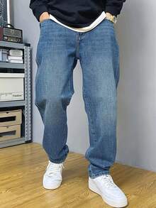 男士蓝色休闲牛仔裤，时尚日常穿着