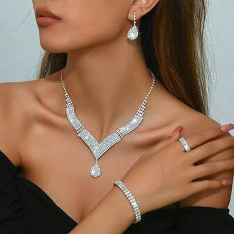 一套优雅百搭的个性化水钻V形项链、耳环、手链、戒指四件套首饰，适合新娘、婚礼、派对和日常佩戴。