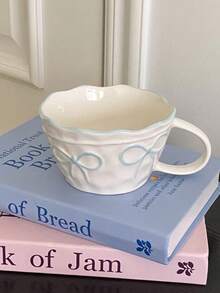 1个蝴蝶结马克杯，陶瓷材质，大容量，饰有丝带蝴蝶结，可作为咖啡杯送给朋友、女朋友，也适合作为返校季、生日、情人节、水杯、情侣杯或母亲节礼物。 - 彩色 - 查看 5