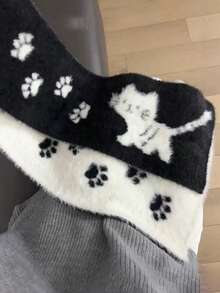 هذا الوشاح المصنوع من الفليس القابل للعكس بنقشة بصمة قدم القطة الأسود والأبيض هو هدية مثالية لصديقتك أو أفضل صديقة لك. إنه دافئ وصديق للبشرة ويمكن استخدامه أيضًا كشال للسيدات. - متعدد الألوان - مشاهدة 3